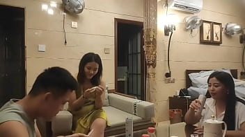 帶女閨密跟男朋友一起在旅館三人行-av8d