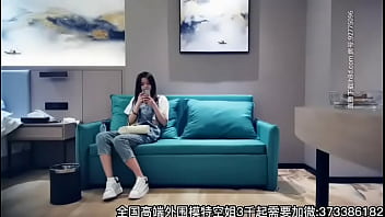 探花牛仔背带裤长相甜美美女沙发脱衣调情再到床上玩苗条身材舔弄扛退猛操-av8d