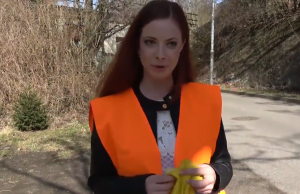 拥有漂亮天然奶子的红发少女正在做社区服务，但更喜欢大鸡巴-av8d