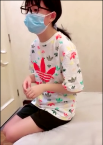 高中清純眼鏡妹初夜開苞+兩瓣陰唇飽滿肥美裂縫相當緊緻+一鏡到底滾燙落紅草率了濃濃精液內射溢出-av8d