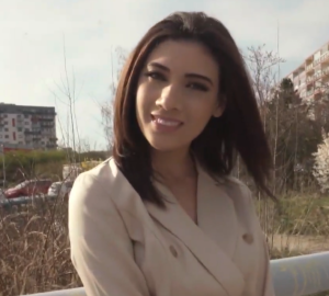 超级性感的黑发炫耀她的奶子和屁股，吮吸和乱搞-av8d