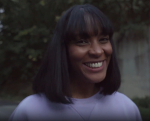 她上钩了，张开双腿，让一根肥大的鸡巴狠狠地操她-av8d