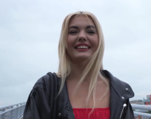 一个穿着性感红色连衣裙的金发女郎在公共场合吮吸鸡巴并被性交-av8d