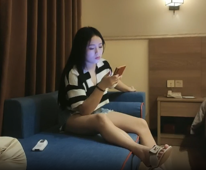 【小马探花】非常淫骚肉肉身材少妇，边揉奶子边用屁股摩擦，张开双腿手指扣穴，拉着手后入猛烈撞击-av8d