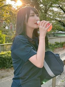 FC2-PPV-4750727和友人啪啪的美女！令和少女的裸露性愛影片。她還享受著裸露中出性愛，哈哈-av8d