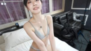 FC2-PPV-4752079 琉華醬，20歲。有著白皙肌膚和宛如偶像聲優般的黑髮的可愛美人。在她危險的一天，被黑人的大屌猛戳中，被內射！會不會誕生不幸的混血寶寶？ ！-av8d