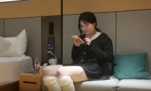 刚刚艺校毕业就出来赚钱的单纯小姐姐-av8d