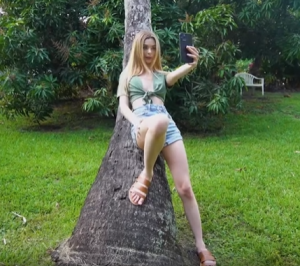 BangBros【HD】瘦小的金发美女在被猛肏前拍性感自拍-av8d