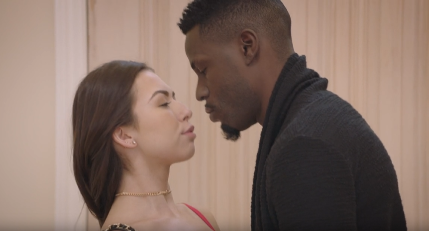 Blacked【HD】身材火辣的漂亮少女将一根大黑鸡巴插进她的小洞里-av8d