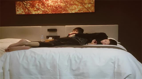 探花2号新秀酒店密约美艳少妇，撩裙狂吮奶子欲火焚身-av8d