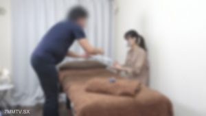FC2-PPV-4892042 笑容滿面，眼皮耷拉，像個溫暖的京東老師，尋求刺激，積極地在主店裡走動。-av8d