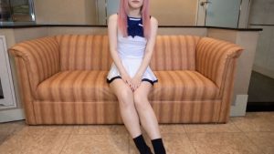 FC2-PPV-4906059 果然不出所料，是個有著亮麗髮色的可愛女孩！水手服非常適合她 一如既往，她性慾旺盛，先是口交，然後是激烈的手交，接著是大量的顏射，最後是陰道內射！-av8d