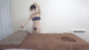 FC2-PPV-4919133 一位身材嬌小可愛、略帶邪氣的女大學生在收到新按摩設備到貨的郵件後前來光顧。她再次要求進行一次更長的精油按摩。-av8d